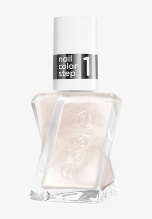 Flacon de vernis à ongles Essie à forme carrée torsadée, couleur rose clair nacré, bouchon blanc, avec une étiquette indiquant "couleur ongles étape 1".