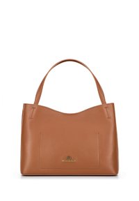 Bruine leren tote bag met een textuurfinish, een gebogen bovenkant, twee handvatten en een voorkantzak. Gouden logo-accent aan de onderkant.