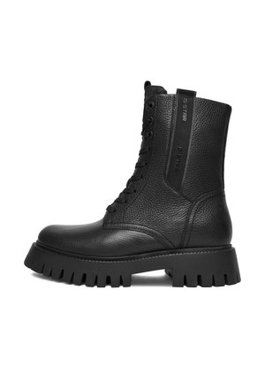 - Botki na platformie