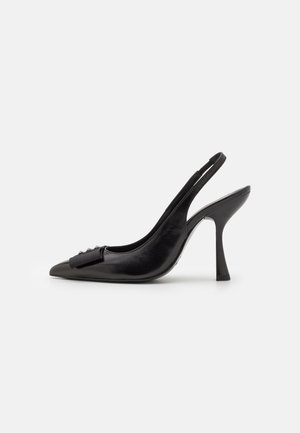 Musta nahka slingback-kengät, joissa on terävä kärki, kapea korko ja koristeellinen rusetti. Sileä pinta ja tyylikäs muotoilu.