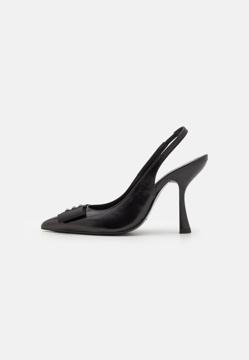 Chaussure slingback en cuir noir avec un bout pointu, un talon haut fin et un accent de nœud décoratif. Texture lisse et design élégant.
