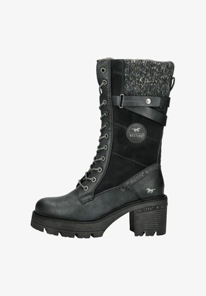 Botte noire en cuir lacée avec un tige en tricot gris, une sangle décorative, un talon épais et un logo sur le côté et la semelle.