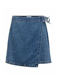 Jupe portefeuille en denim bleu avec fermeture à nouer sur le côté et coutures visibles sur fond blanc.