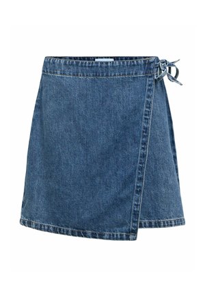 Jupe portefeuille en denim bleu avec fermeture à nouer sur le côté et coutures visibles sur fond blanc.