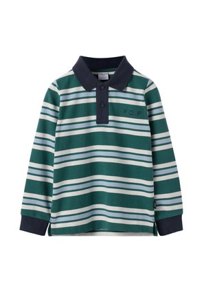 Groene polo met lange mouwen, voorzien van witte en lichtblauwe horizontale strepen, marineblauwe kraag en manchetten, en "P.O.P" geborduurd op de borst.