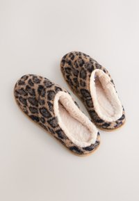 Chaussons à imprimé léopard avec intérieur doux et moelleux, bout arrondi, et semelle en caoutchouc, aux couleurs beige et brun foncé.