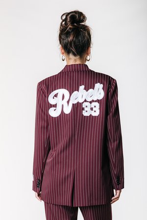 Blazer burdeos con rayas, que presenta en la parte posterior un bordado blanco que dice "Rebels 33", diseño entallado, abertura trasera y puños abotonados.