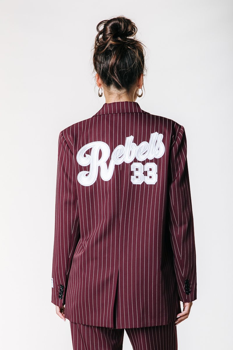 Bordový blazer s jemným proužkem, na zadní straně s bílým vyšitým nápisem "Rebels 33", přizpůsobený střih, s jedním rozparkem a s knoflíkovými manžetami.