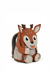 Brauner Rucksack mit Reh-Thema, abgerundeten Ohren, Geweihen und einem lächelnden Gesicht. Strukturierter Stoff und Mesh-Details mit gepolsterten Riemen.