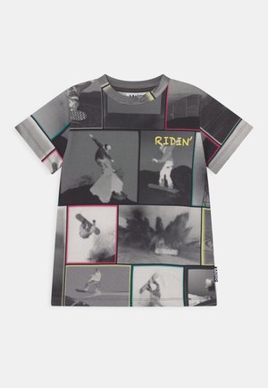 Grafisches T-Shirt mit kurzen Ärmeln in Schwarz und Grau, mit verschiedenen Skateboard-Motiven in farbigen Rahmen und dem in Gelb gedruckten Schriftzug "RIDIN'".