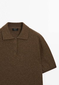 Hnědý pletený polo triko s krátkým rukávem, plochým límcem, tříbuttonovou légou a měkkou texturou. Na štítku je nápis "Massimo Dutti."