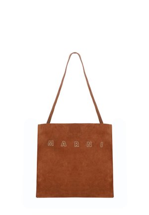 Borsa tote in camoscio marrone con spalline sottili e "MARNI" ricamato in grandi lettere bianche al centro davanti.