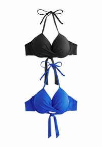 Två bikinitoppar: en svart och en blå. Båda har vadderade kupor, en vriden framsidesdesign och knytningar runt nacken och ryggen.