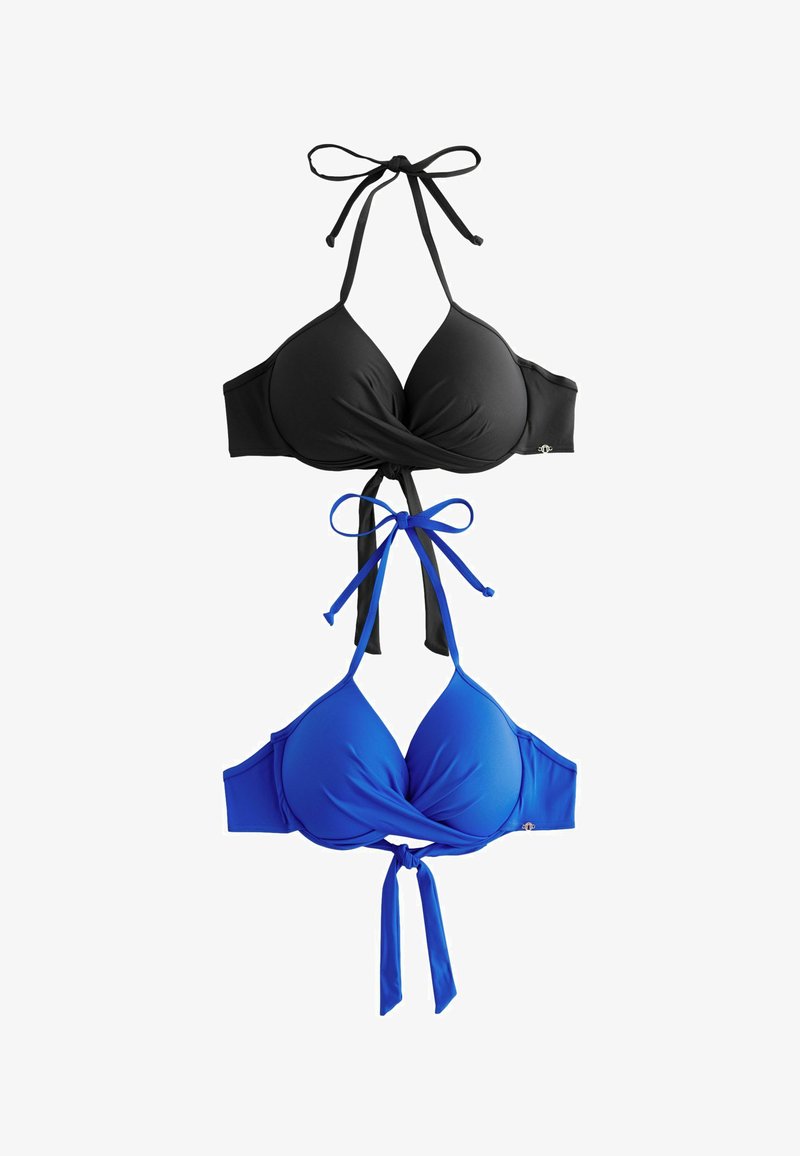 Dos sujetadores de bikini: uno negro y otro azul. Ambos cuentan con copas acolchadas, un diseño frontal retorcido y cierres de corbata alrededor del cuello y la espalda.