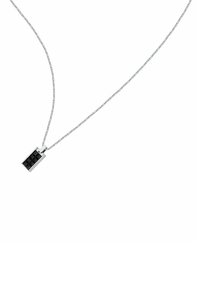 Collana in argento con pendente rettangolare nero testurizzato caratterizzato da un motivo geometricamente.