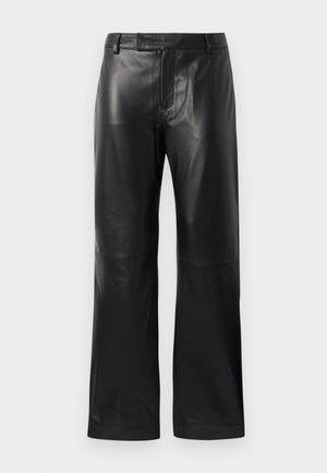 Pantalons en faux cuir noirs à jambe droite avec passants de ceinture et fermeture frontale dissimulée, présentés sur un fond blanc.