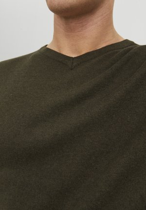 Olivgrüner V-Ausschnitt-Pullover, gestrickte Textur, Nahaufnahme, die das gerippte Gewebe und die Detailansicht des Ausschnitts zeigt, leicht und figurschmeichelnd.
