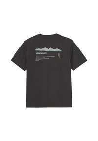 Sort bomulds T-shirt med korte ærmer. Har "VISIONARY" tekst og bjerggrafik i blå og hvid på bagsiden. Rund halsudskæring.