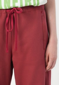 Replay PANTS LOGO - Pantalones deportivos - wine red
