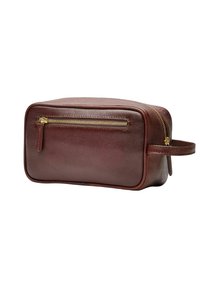 Leren toilettas in donkerbruin met een gestructureerde afwerking. Voorzien van een gouden ritssluiting en een zijhandgreep. Rechthoekige vorm.