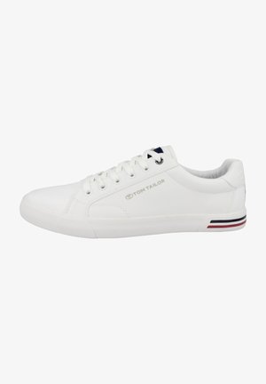 Weiße Leinensneaker mit texturierten Oberflächen, Schnürdesign und subtilen Logodetails. Seitliche Akzente bestehen aus roten und marineblauen Streifen.