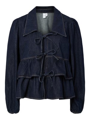 Casaco de ganga escura com silhueta peplum, mangas bufantes e laços à frente. Costura em contraste notável e detalhes de grande colarinho.