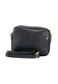 Schwarze Leder-Crossbody-Tasche mit strukturiertem Oberflächen, Reißverschluss und goldfarbener Hardware. Kleines Detail mit italienischer Flagge angebracht.