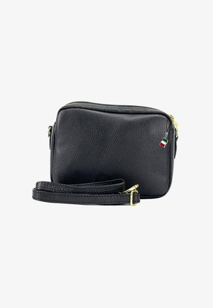 Schwarze Leder-Crossbody-Tasche mit strukturiertem Oberflächen, Reißverschluss und goldfarbener Hardware. Kleines Detail mit italienischer Flagge angebracht.