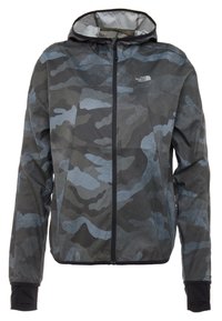Chaqueta ligera con capucha en un patrón de camuflaje negro y azul, que cuenta con cierre de cremallera completa y puños elásticos para un ajuste ceñido.