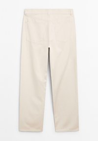 Pantalon droit de couleur crème posé à plat, montrant les poches arrière et la ceinture avec passants pour ceinture.
