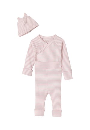 Rosa-weiß gestreifter Baby-Strampler mit langen Ärmeln, Wickelverschluss vorn und passendem Mützchen mit kleinen Ohren, flach auf weißem Hintergrund ausgelegt.