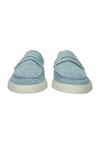 Svetlo modré semišové loafers s okrúhlou špičkou, kontrastným prešívaním a bielou gumovou podrážkou. Má hladký, textúrovaný povrch.