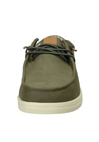 Olivgrüne Sneaker mit einem glatten Lederobermaterial, ausgestattet mit einer beigen Gummisohle und passenden Schnürsenkeln sowie einer strukturierten Zungenakzent.