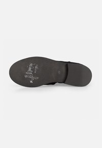 Semelle de chaussure noire avec une finition lisse, comportant un logo en relief et des détails de taille. Forme incurvée avec un bout arrondi et un talon plat.