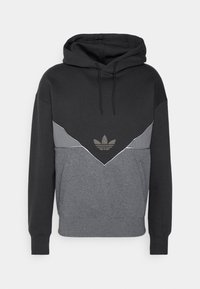 Svart och grå huvtröja med framficka, snörning i huvan och Adidas trefoil-logotyp centrerad på bröstet.