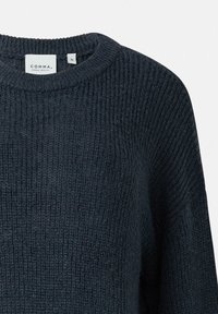 Ciemnoniebieski sweter dzianinowy o prążkowanej fakturze, z okrągłym dekoltem i małą metką z logo marki "COMMA" oraz etykietą rozmiaru.