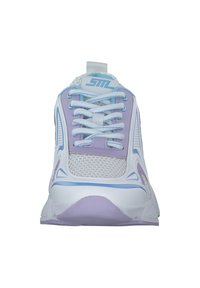 Zapatilla blanca con acentos en lavanda, paneles de malla, detalles en azul, cordones planos y suela texturizada. Presenta una punta redondeada y un diseño acolchado.