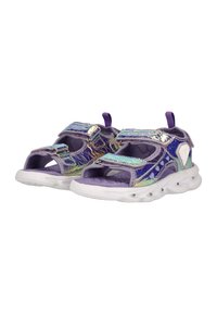 Lila Sandalen aus einem glänzenden, schillernden Material, mit verstellbaren Velcro-Riemen, offener Zehenpartie und einer abgerundeten weißen Sohle mit dekorativen Akzenten.