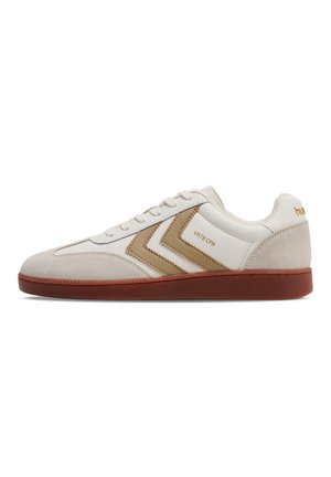 Hvide og beige ruskinds-sneakers med brune gummisåler. Har to beige diagonale striber, snørelukning foran og minimal branding.