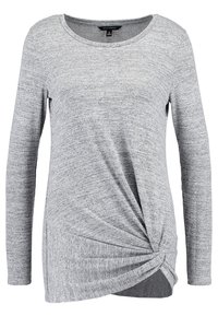 Ljusgrå långärmad tröja med rund halsringning och en snodd detalj vid framkanten.