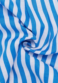 Tessuto a strisce blu e bianche con una finitura texture, caratterizzato da linee ondulate su uno sfondo liscio, disposto a spirale.
