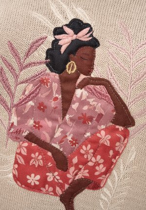 Kobieta o ciemnej karnacji i czarnych włosach związanych różową kokardą, ubrana w różowy i czerwony strój w kwiatowe wzory, siedząca z ręką opartą na kolanie.