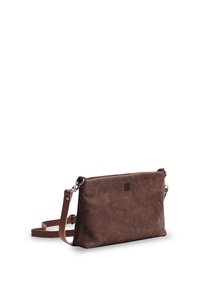 Brun läder crossbody-väska med en slät textur, dragkedjestängning, justerbar rem och präglad logotyp framtill. Rektangulär form.