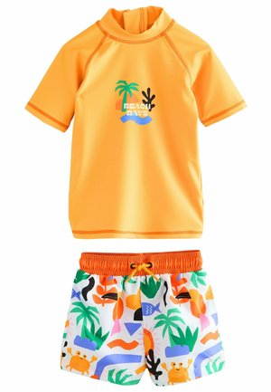Felgekleurde oranje t-shirt rash guard met een palmboom en krab graphic, gecombineerd met witte zwemshorts met kleurrijke tropische patronen en een elastische tailleband.
