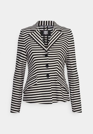 Mustavalkoraidallinen bleiseri, jossa on kolme mustaa nappia, notkotut kaulukset ja kaksi etutaskua läpillä valkoisella taustalla.