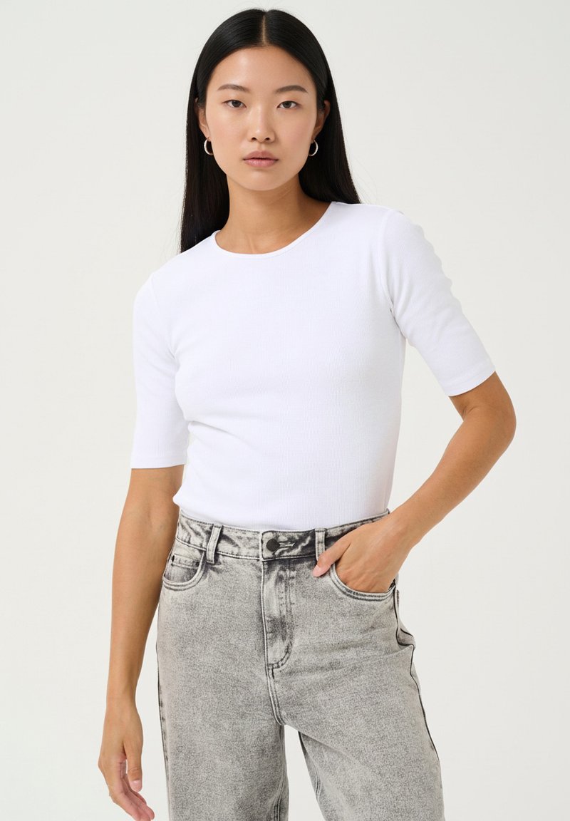 White ribbed fitted t-shirt with short sleeves, paired with light gray high-waisted jeans featuring a distressed texture and classic pockets.