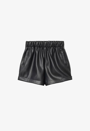 Svarta fusk lädershorts med elastisk midja, sidofickor och uppvikta fållar. Slät yta, skräddarsydd design och avslappnad stil.