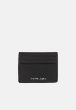 Portafoglio in pelle nera con più slot per schede, finitura testurizzata e logo "MICHAEL KORS" in rilievo sul davanti.