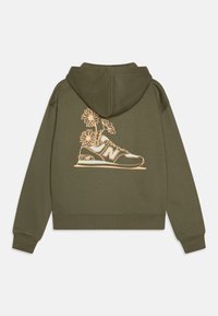 Felpa verde oliva caratterizzata da una grafica di una sneaker con fiori. Il materiale sembra morbido; il taglio è rilassato con polsini a costine.