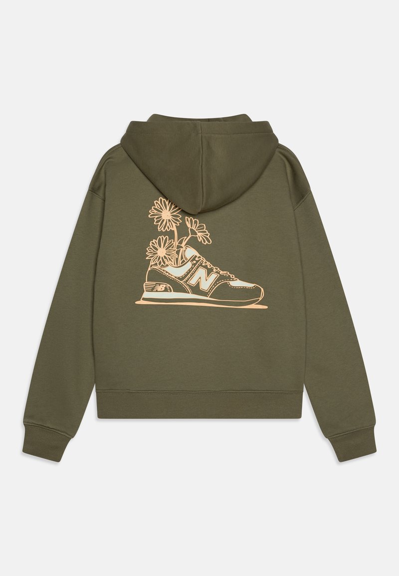 Un hoodie vert olive avec un design graphique d'une sneaker ornée de fleurs. Le tissu semble doux ; la coupe est décontractée avec des poignets côtelés.